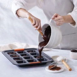 Le Creuset 12-Cup Brownie Pan 12 Le Creuset 12-Cup Brownie Pan -Le Creuset Store 12 cup brownie pan g03