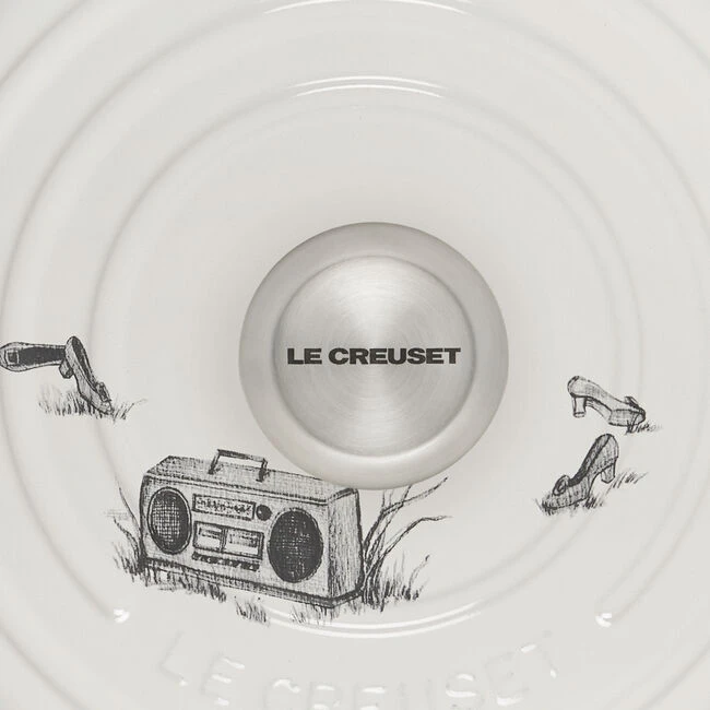 Le Creuset Harlem Toile De Jouy Signature Round Dutch Oven 10 Le Creuset Harlem Toile De Jouy Signature Round Dutch Oven - Image 8