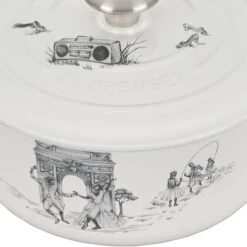 Le Creuset Harlem Toile De Jouy Signature Round Dutch Oven 19 Le Creuset Harlem Toile De Jouy Signature Round Dutch Oven -Le Creuset Store 21177248351430 zoom 4
