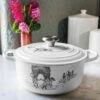 Le Creuset Harlem Toile De Jouy Signature Round Dutch Oven 2 Le Creuset Harlem Toile De Jouy Signature Round Dutch Oven -Le Creuset Store 24029024835041 gallery1 rdo