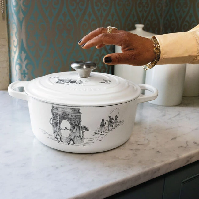 Le Creuset Harlem Toile De Jouy Signature Round Dutch Oven 13 Le Creuset Harlem Toile De Jouy Signature Round Dutch Oven - Image 11