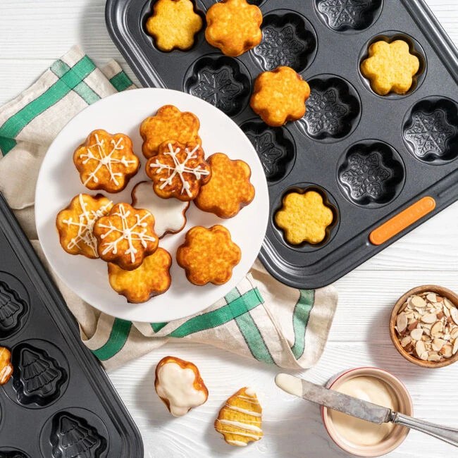 Le Creuset Snowflake Cakelet Pan 4 Le Creuset Snowflake Cakelet Pan - Image 2