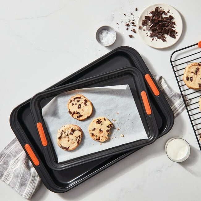 Le Creuset Nonstick Metal Bakeware 2-Piece Sheet Pan Set 3 Le Creuset Nonstick Metal Bakeware 2-Piece Sheet Pan Set