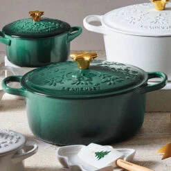 Le Creuset Noël Collection Holiday Tree Round Dutch Oven 11 Le Creuset Noël Collection Holiday Tree Round Dutch Oven -Le Creuset Store NoelChristmasTreeRDO 2 1