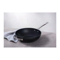 Le Creuset Toughened Nonstick PRO Stir-Fry Pan 10 Le Creuset Toughened Nonstick PRO Stir-Fry Pan -Le Creuset Store RS8316 StirFryPan 03 lpr