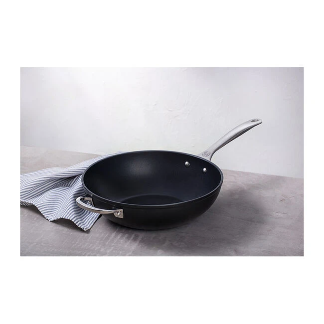 Le Creuset Toughened Nonstick PRO Stir-Fry Pan 6 Le Creuset Toughened Nonstick PRO Stir-Fry Pan - Image 4