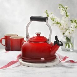 Le Creuset Classic Whistling Kettle 13 Le Creuset Classic Whistling Kettle -Le Creuset Store classic kettle SSknob g1