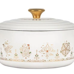 Le Creuset Noël Collection 12 Days Of Christmas Round Dutch Oven 14 Le Creuset Noël Collection 12 Days Of Christmas Round Dutch Oven -Le Creuset Store closeup xmas rdo 2