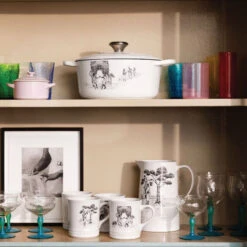 Le Creuset Harlem Toile De Jouy Signature Round Dutch Oven 25 Le Creuset Harlem Toile De Jouy Signature Round Dutch Oven -Le Creuset Store collection g1