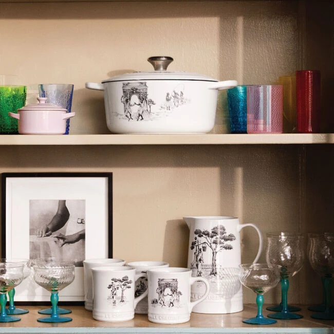 Le Creuset Harlem Toile De Jouy Signature Round Dutch Oven 14 Le Creuset Harlem Toile De Jouy Signature Round Dutch Oven - Image 12