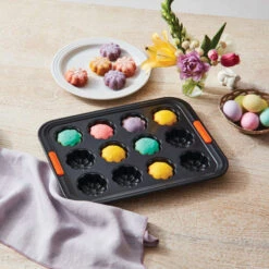 Le Creuset Flower Cakelet Pan -Le Creuset Store flower cakelet pan g1