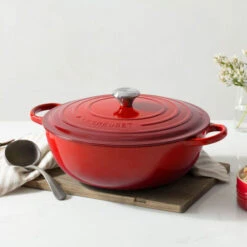 Le Creuset Signature Chef's Oven 12 Le Creuset Signature Chef's Oven -Le Creuset Store soup pot g01